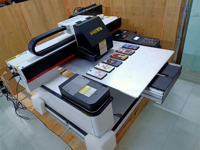 Bạn đang tìm kiếm một địa chỉ in UV 5m 2 mặt chuyên nghiệp, uy tín để thực hiện các ấn phẩm quảng cáo khổ lớn, bảng hiệu 2 mặt hay banner treo ngoài trời? Chúng tôi cung cấp dịch vụ in UV chất lượng cao, đáp ứng tiêu chuẩn kỹ thuật khắt khe và tiến độ gấp gáp trong thi công quảng cáo hiện đại.