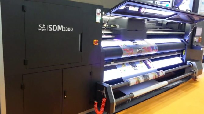 Độ Chính Xác Tuyệt Đối Với In UV 2 Mặt Nâng Tầm Chất Lượng Cùng IN BC 1 Dịch vụ in UV 2 mặt nổi bật với khả năng căn chỉnh siêu chính xác giữa hai mặt in, đảm bảo hình ảnh không lệch, không sai vị trí – một yêu cầu quan trọng trong các ấn phẩm quảng cáo cao cấp như poster treo kính, banner treo thả, bảng hiệu xuyên sáng 2 mặt,...