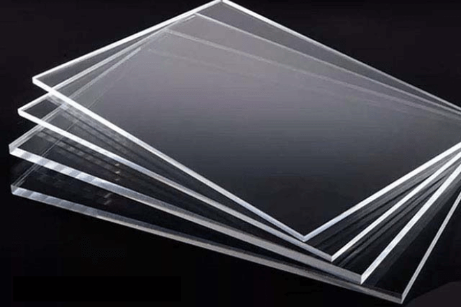 In Mica Chống Trầy Xước Cho Showroom Bảo Vệ & Nâng Tầm Thẩm Mỹ Không Gian Trưng Bày 1 Tấm mica chống trầy xước được sử dụng trong không gian showroom hiện đại, làm bảng giới thiệu sản phẩm, bảng tên khu vực hoặc biển chỉ dẫn.